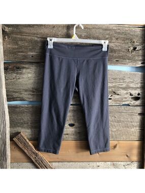 𝅺under Armour size Med Grey capri activewear leggings